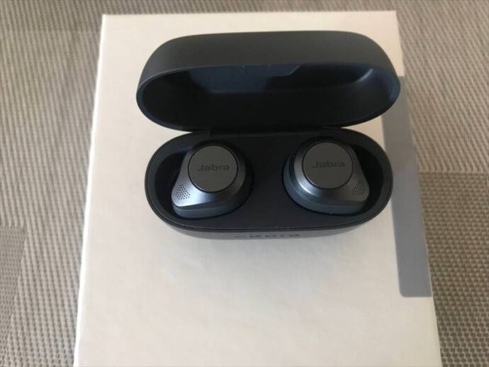 Jabra Elite 85tイヤホン本体とケース